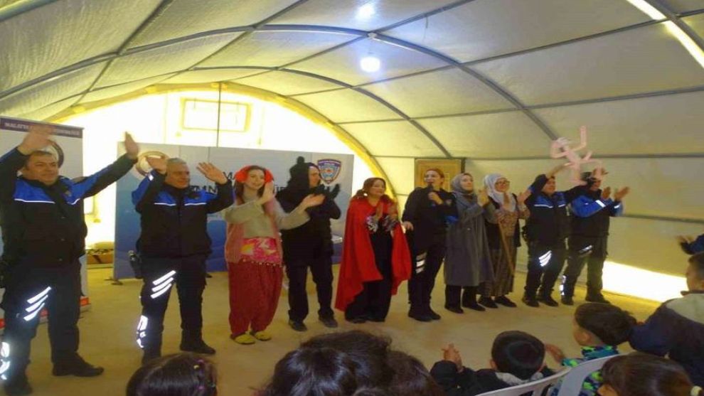Polislerden oluşan tiyatro ekibi depremzede çocukları eğlendirdi