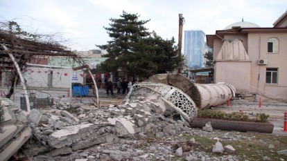 Sümer Camisi'nin minaresi yıkıldı
