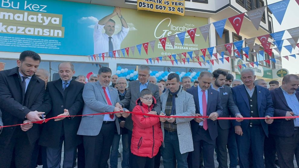 Tepe üstü yere çakılmış bir Malatya görüyoruz