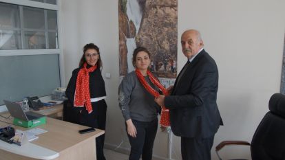 Kadın personele Türk bayraklı fular hediye etti