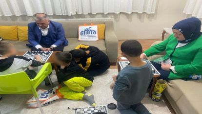 Vali Yazıcı çocuklarla satranç oynadı