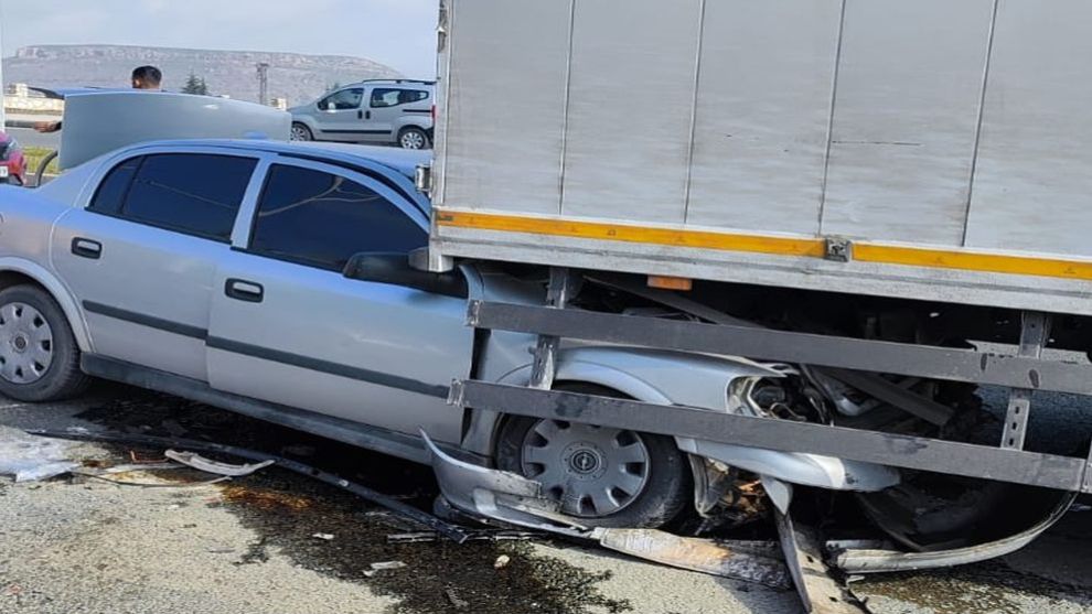 Malatya'da Kamyonun Altına Giren Otomobilin Sürücüsü Ağır Yaralandı