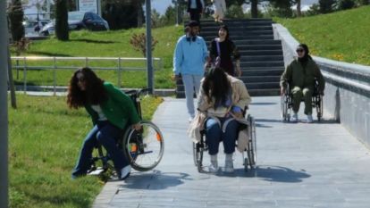 Üniversiteli öğrenciler tekerlekli sandalyelere binerek ders yaptı