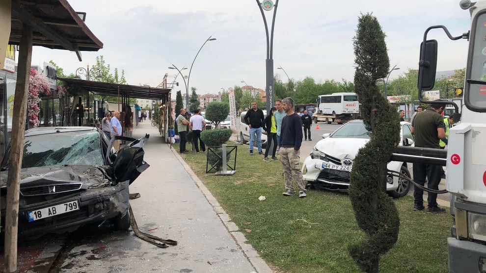 Malatya'da Zincirleme Kazaya 5 Araç Karıştı,  2 kişi yaralandı