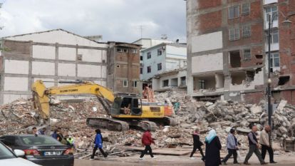 Malatya'da Ağır Hasarlı Binaların Yıkımı Yeniden Başlıyor!..