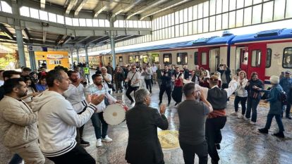 Turistik Tren Malatya Garında Halaylarla Karşılandı, Kayısı İle Uğurlandı