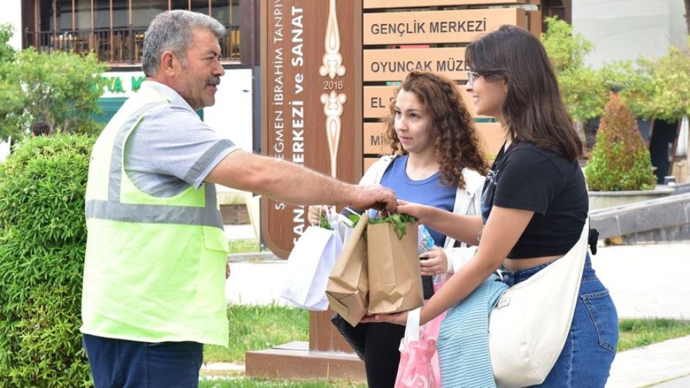 Malatya'da vatandaşa 110 bin adet domates, biber ve patlıcan fidesi dağıtıldı