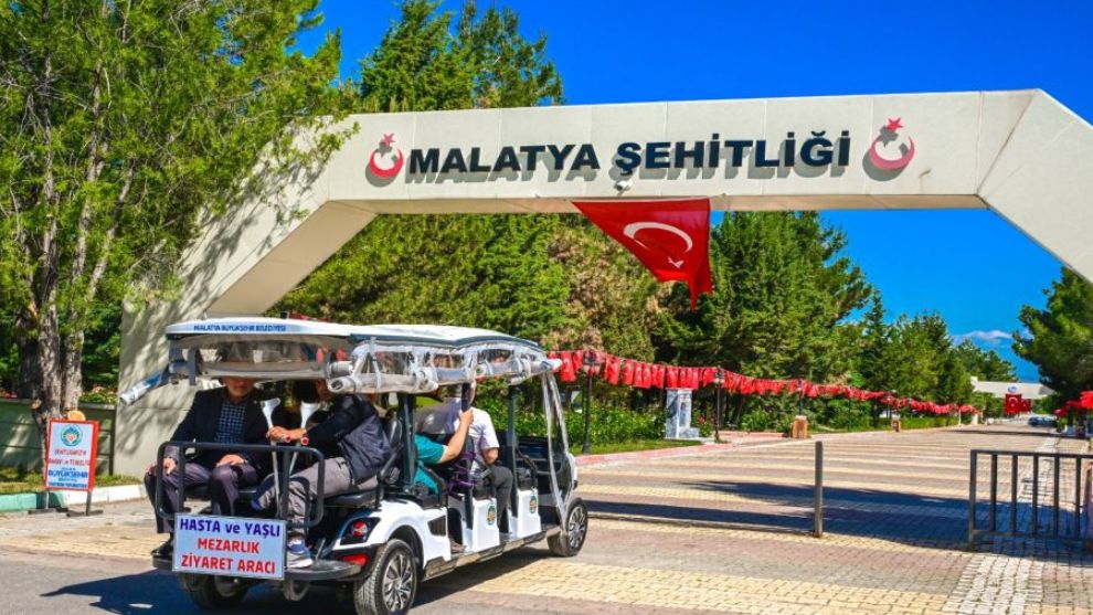 Malatya Şehir Mezarlığında Golf Aracı ile Hasta ve Yaşlılara Hizmet