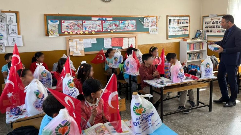 Büyükşehirden Köy Okullarına Gıda ve Temizlik Malzemesi Yardımı