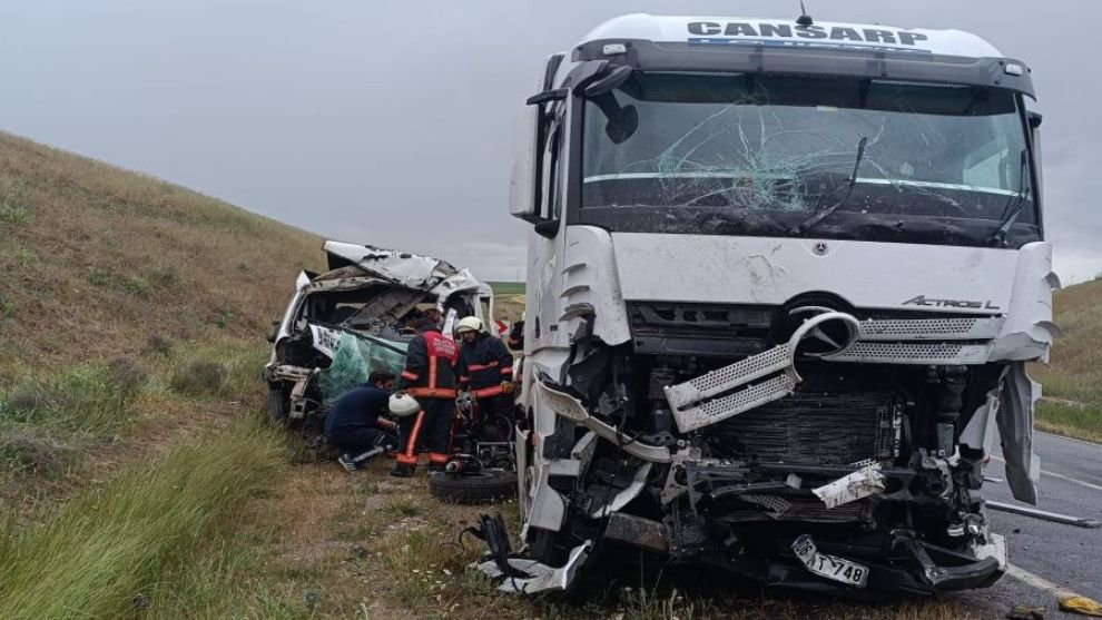 Arapgir Yolunda Oto Kurtarıcı ile Tır Çarpıştı, 1 Ölü