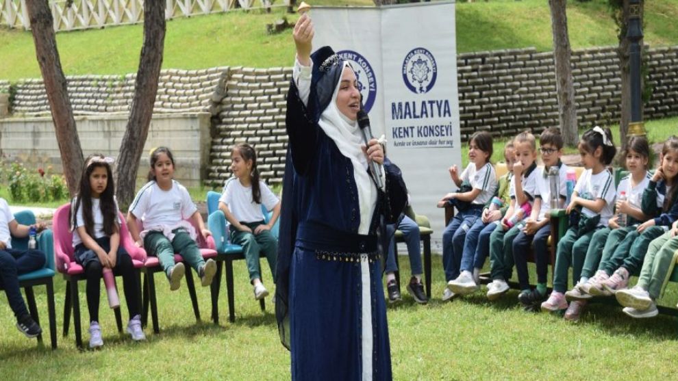 Malatya'da Ninem Korkut'tan Çocuklara Masal Dinletisi