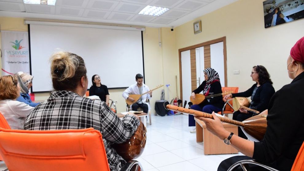 Yeşilyurt Kent Konseyi'nin bağlama ve piyano kursu ilgi görüyor