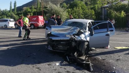 Darende'de otomobiller kafa kafaya çarpıştı, 1 ölü, 5 yaralı