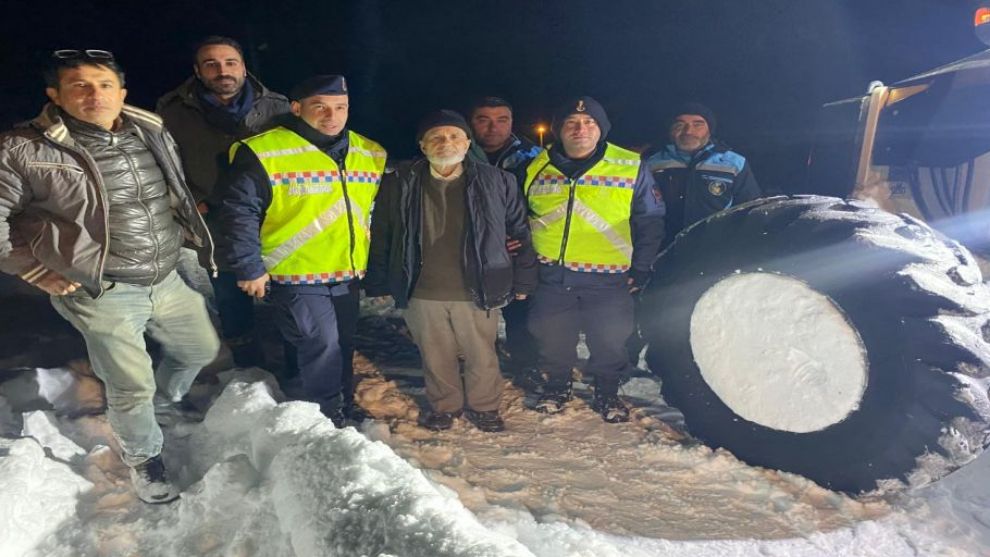 Kar Altında Zorlu Kurtarma Operasyonu: 75 Yaşındaki Vatandaşa Ulaşıldı