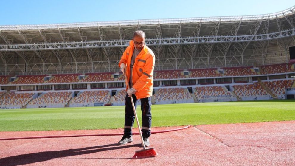 Malatya Stadyumuna Battalgazi Belediyesi  El Attı