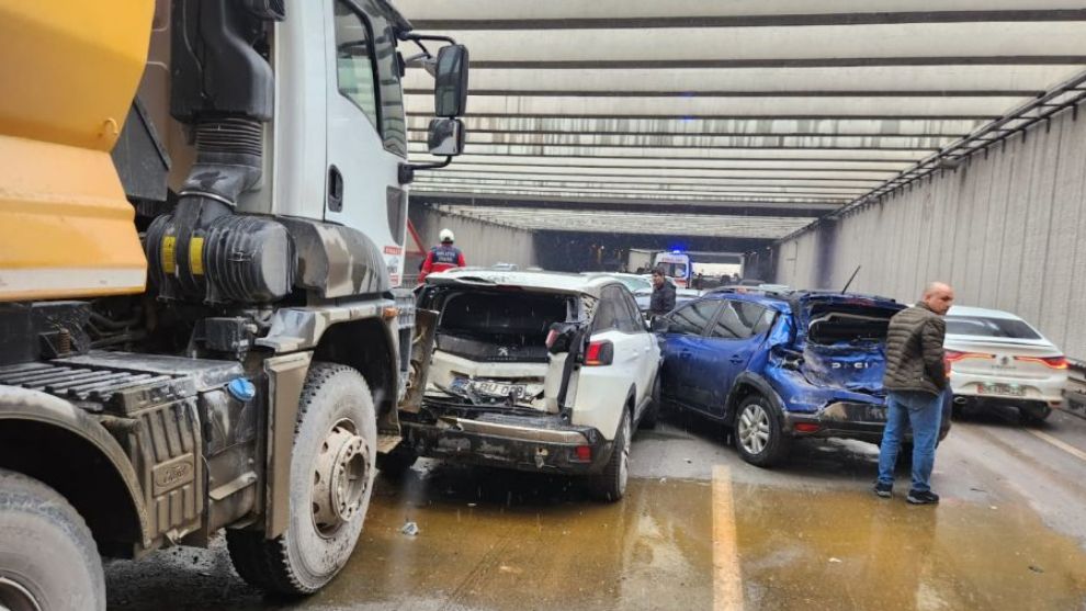 Zincirleme Trafik Kazası: 7 Araç Birbirine Girdi