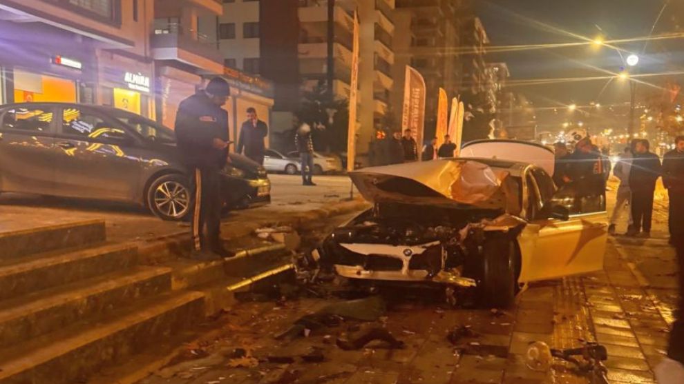 Tecde'de Trafik Kazası: 3 Yaralı, 3 Araç Zarar Gördü