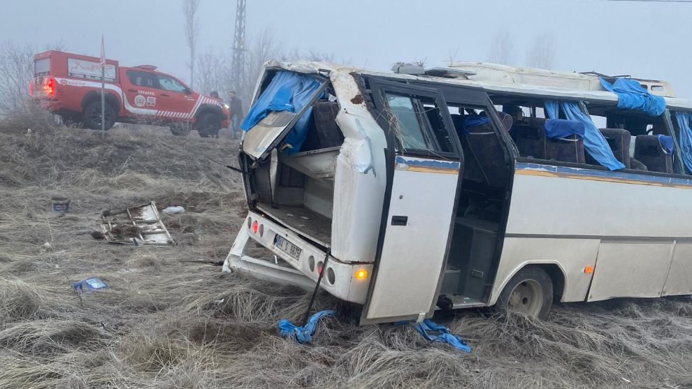 Doğanşehir'de Servis Otobüsü ile Taksi Çarpıştı: Yaralılar Var