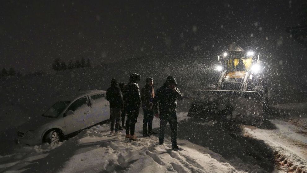 Belediye ekipleri kara saplanan bir aracı kurtardı