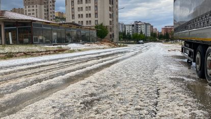 Malatya'da Dolu Yağışı Kar Manzarası Yarattı