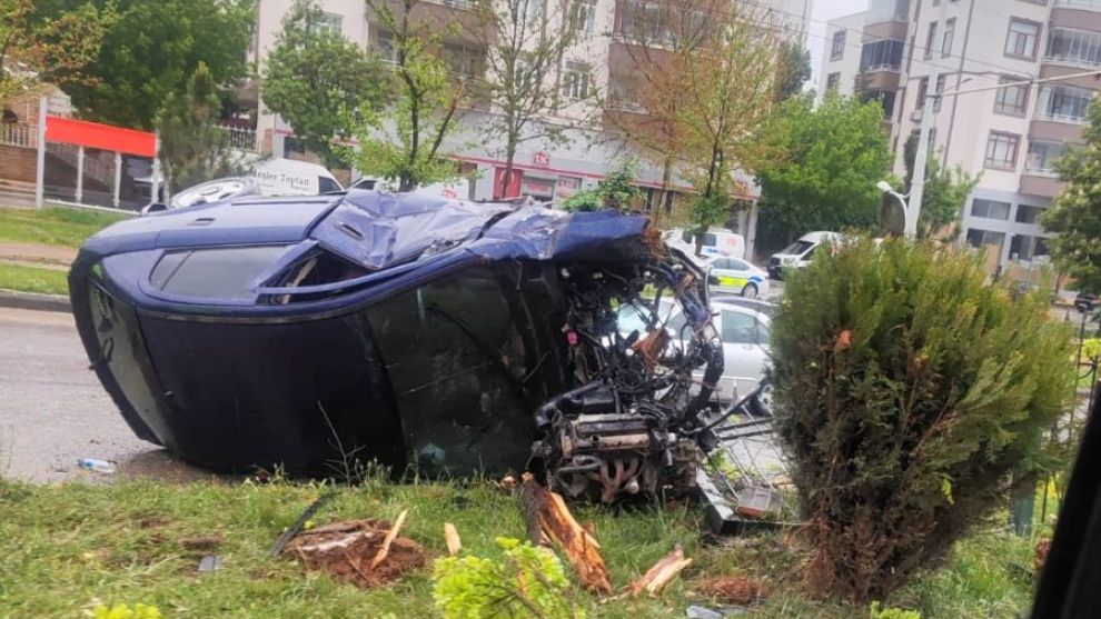 Feci kaza! Otomobil orta refüje çarptı, 2 yaralı
