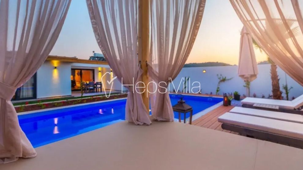 Fethiye'nin Büyüsü ve HepsiVilla.com'un Muhafazakar Kiralık Villa Konforu Bir Arada