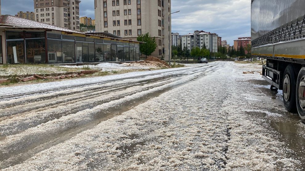 Malatya'da Dolu Yağışı Kar Manzarası Yarattı