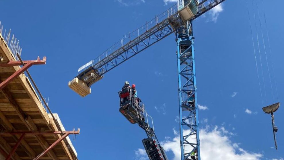 Malatya'da Yükseklik Korkuttu! Kule Vinç Operatörü İtfaiye Yardımıyla Kurtarıldı!