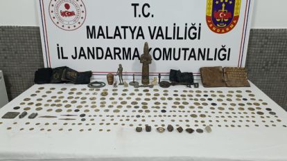 Tarihi sikke, yüzük, heykel, deri üzerine el yazması dini kitaplar ele geçirildi