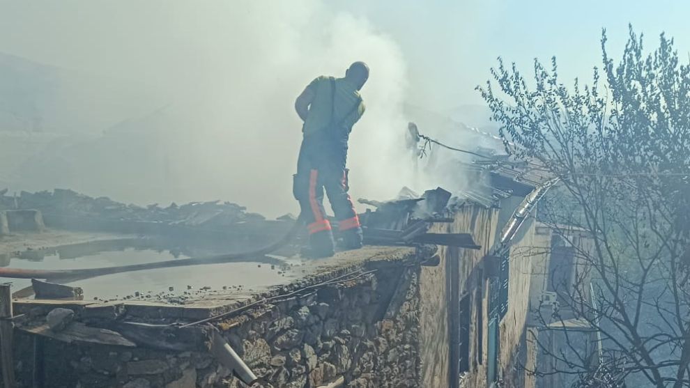 Kale'de Yangın Paniği: İki Ev Kül Oldu
