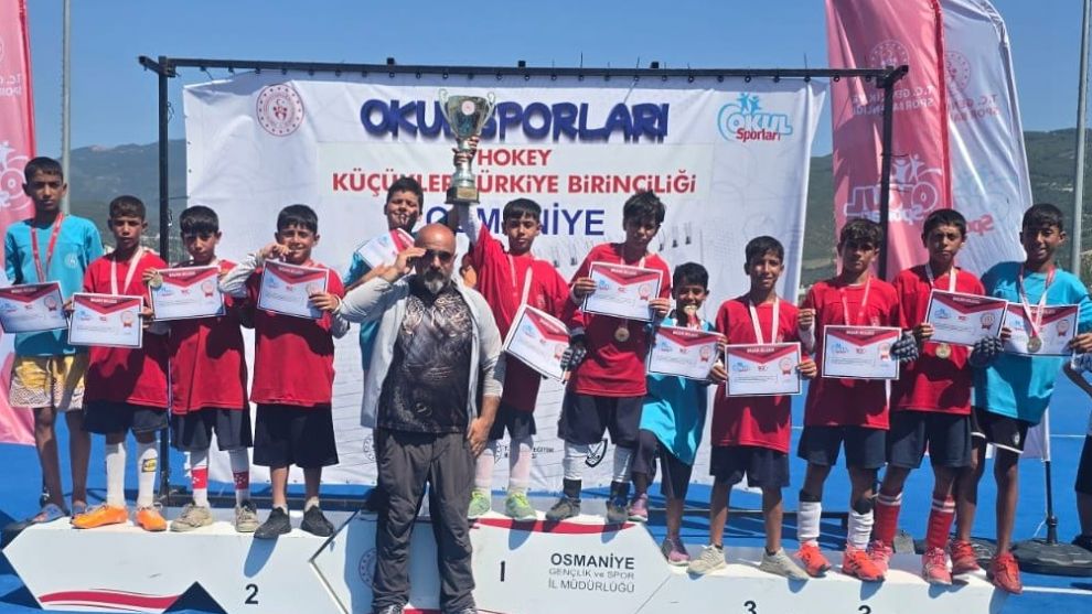 Malatya Milli Egemenlik Ortaokulu'ndan Hokeyde Çifte Başarı