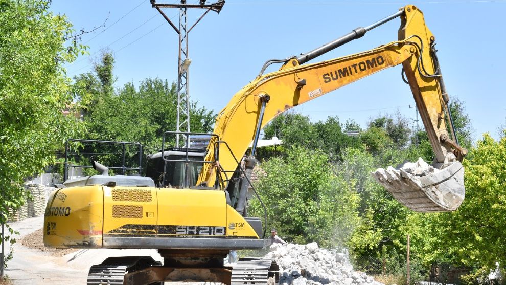 Yeşilyurt Belediyesi Yol Kenarlarını Güçlendiriyor
