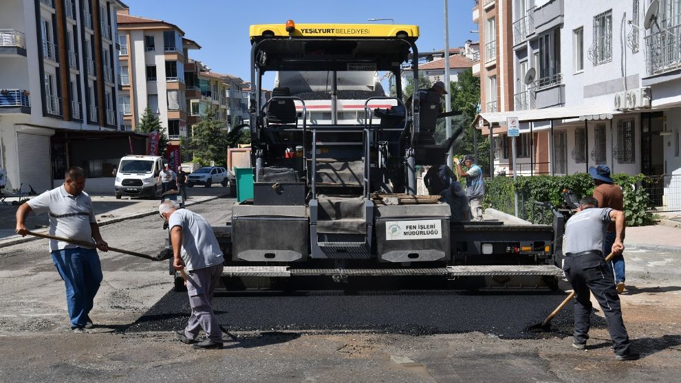 Yeşilyurt'ta asfalt çalışmaları devam ediyor