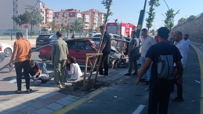 Kontrolden Çıkan Otomobil Kazaya Neden Oldu: 4 Kişi Yaralandı!