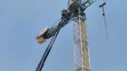 Malatya'da Gergin Anlar: Vinç Operatörü 30 Metre Yüksekte Bayıldı!