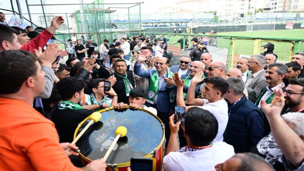 Biraz da “çekil kenara” demek istiyor, ama kibarca...