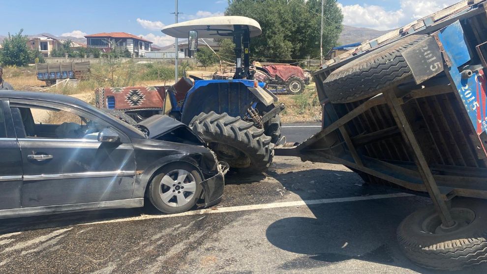 Doğanşehir'de Feci Kaza: Otomobil Traktöre Çarptı, Römork Devrildi!