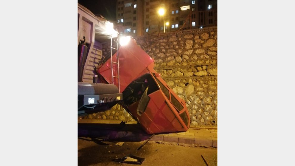 Gece Yarısı Dehşeti: Otomobil Minibüse Çarptı, Uçuruma Yuvarlandı!