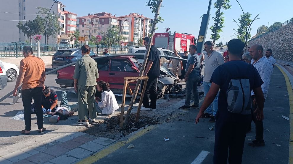 Kontrolden Çıkan Otomobil Kazaya Neden Oldu: 4 Kişi Yaralandı!