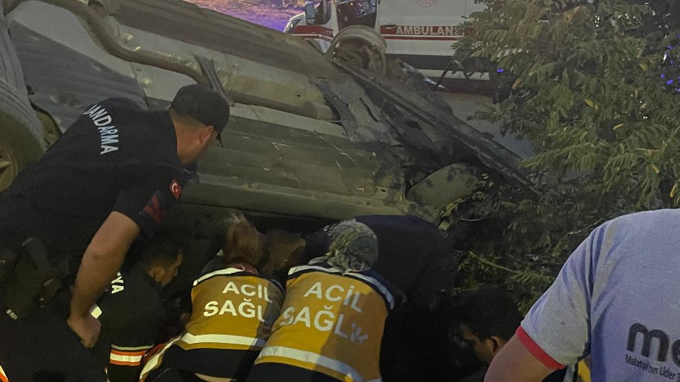Malatya-Adıyaman Yolu'nda Feci Kaza: Otomobil Takla Attı, 3 Kişi Sıkıştı!