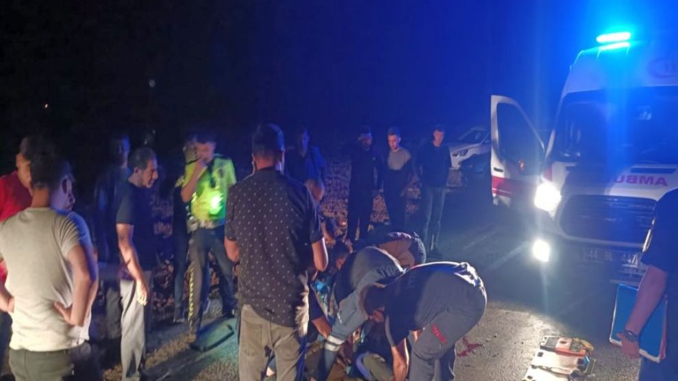 Malatya'da  Minibüs Çarptı, Traktör Şarampole Uçtu: 1 Ağır yaralı