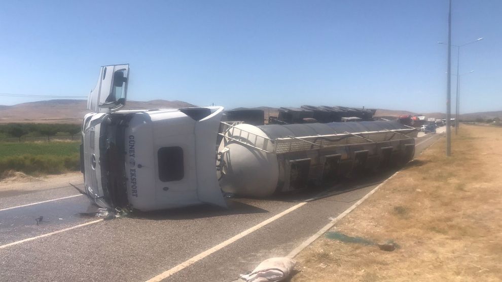 Tanker devrildi: Sürücü yaralandı