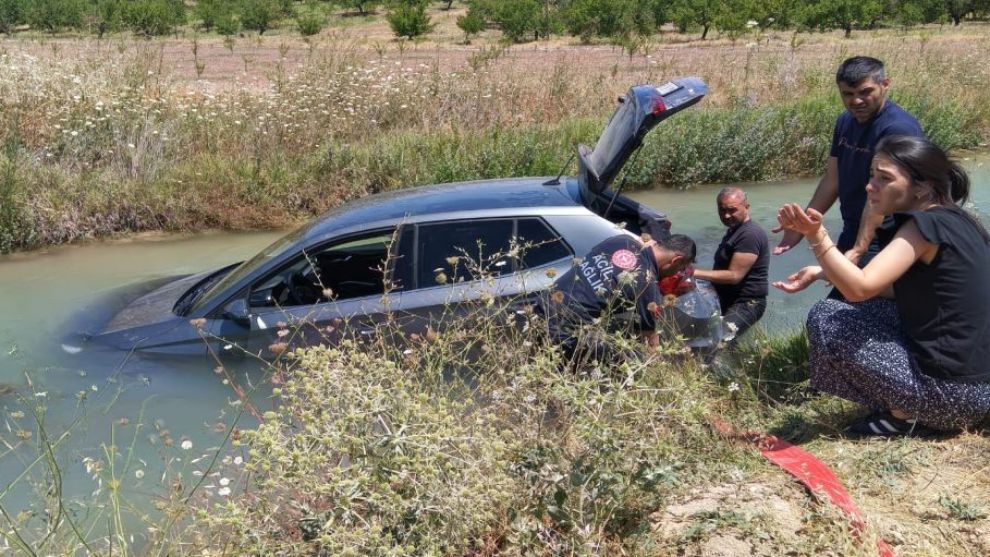 Yazıhan'da Kaza: Otomobil Sulama Kanalına Uçtu, İtfaiye Kurtardı!