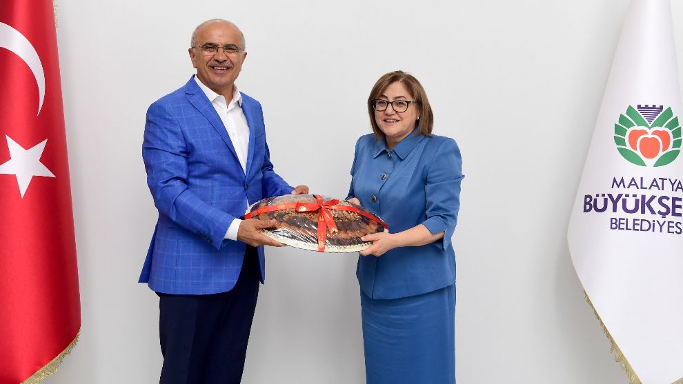 Baklava Getirdi, Kayısı Götürdü