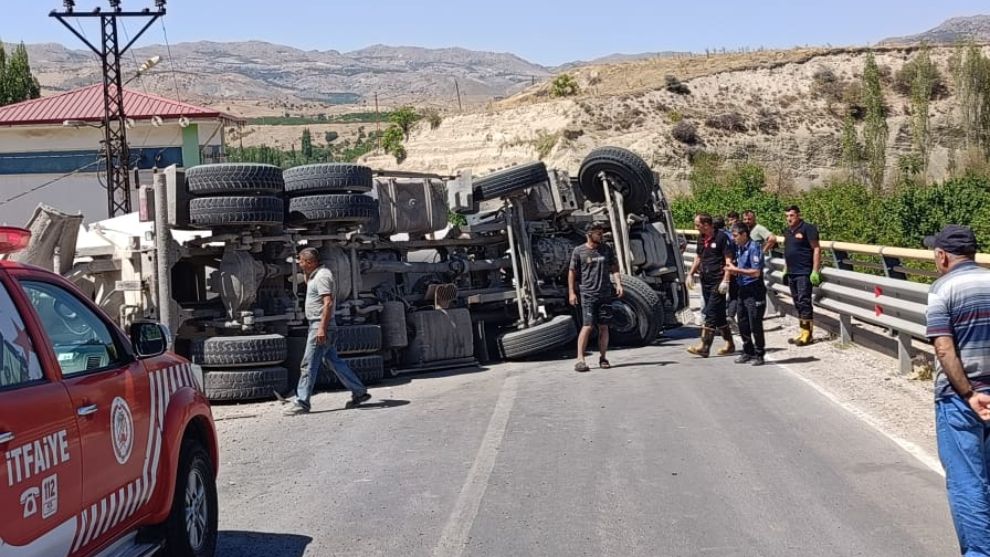 Hekimhan'da Beton Mikseri Devrildi: Sürücü Yaralandı