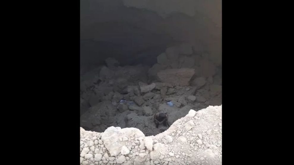 Malatya'da İş Makinesini Dev  Obruk Yuttu, Operatörü Kurtarıldı
