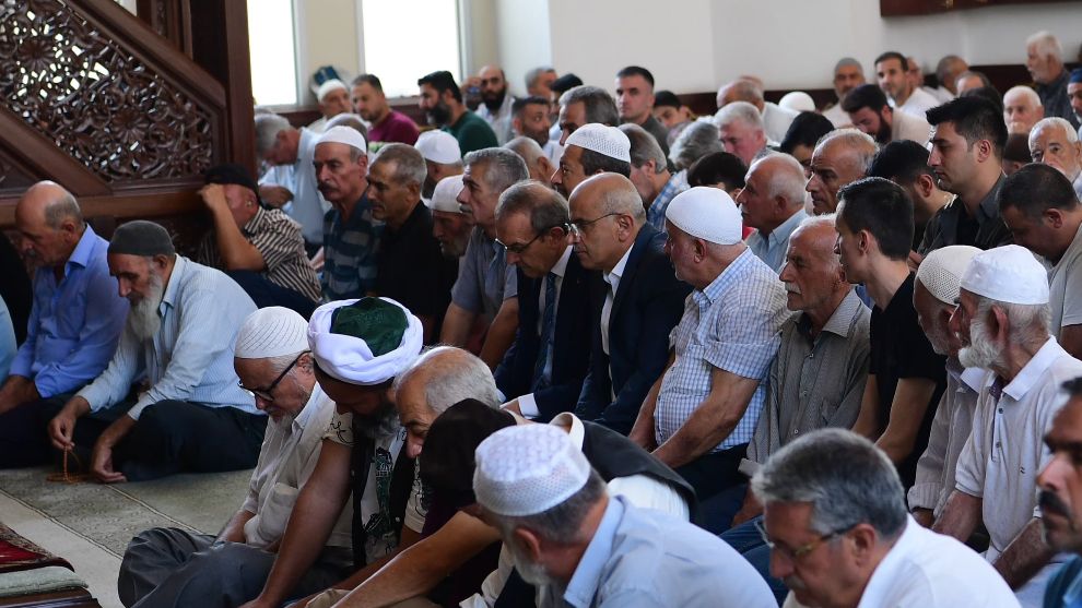 Malatya'da şehitler için mevlit okutuldu, bayrak dağıtıldı