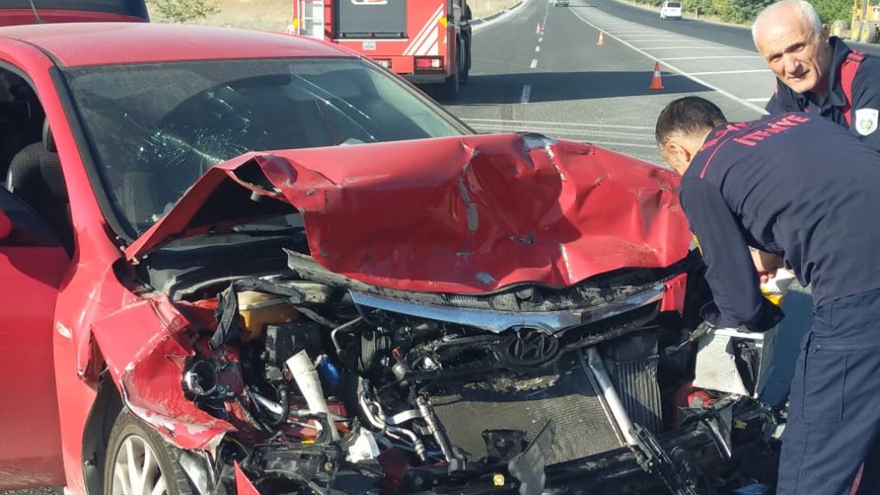 Malatya'da tıra çarpan otomobilde aynı aileden dört kişi yaralandı