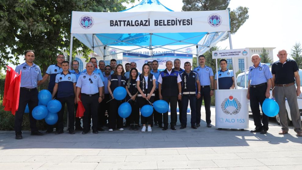 Battalgazi’de Zabıta Haftasında Bayrak ve Çikolata