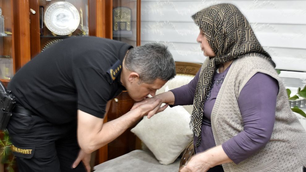 Emniyet Müdürü Ay, Şehit Annesinin Elini Öptü